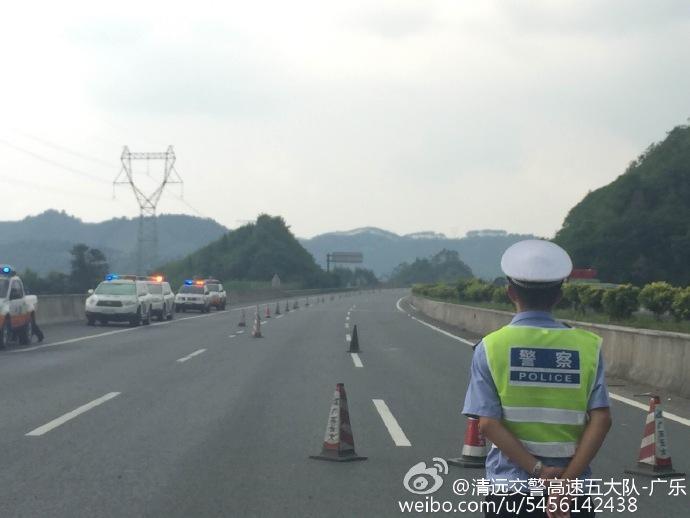     广乐高速清远段上演惊险一幕 大货车悬空在悬崖边