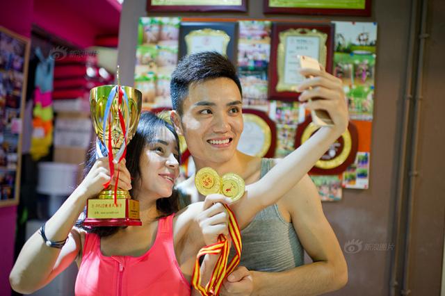 男钢管舞教练：美女环绕 却难找女朋友