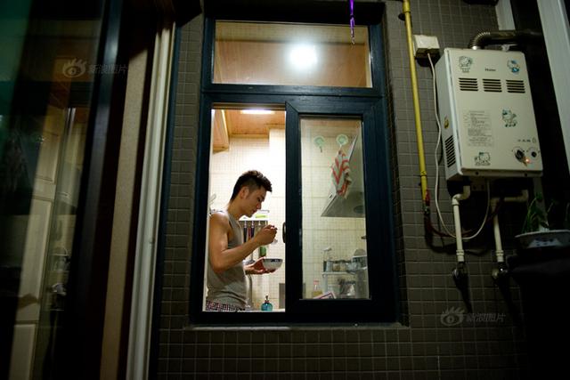 男钢管舞教练：美女环绕 却难找女朋友