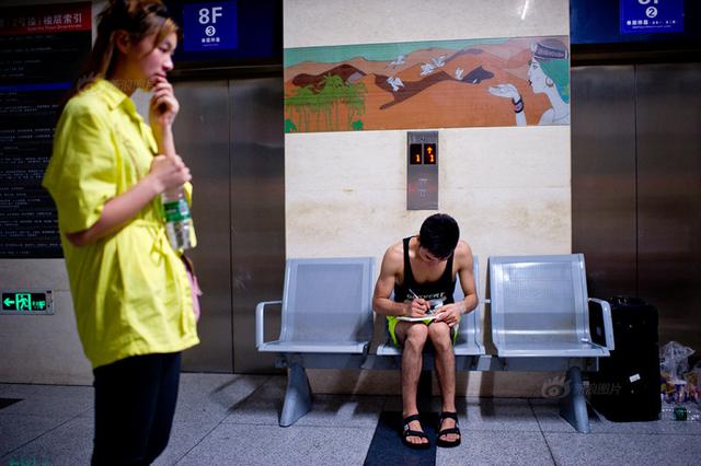 男钢管舞教练：美女环绕 却难找女朋友