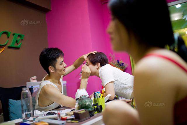 男钢管舞教练：美女环绕 却难找女朋友