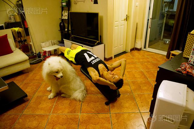 男钢管舞教练：美女环绕 却难找女朋友