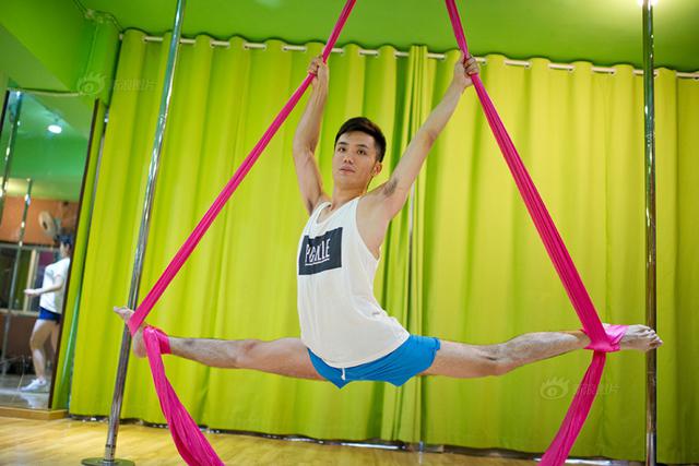 男钢管舞教练：美女环绕 却难找女朋友