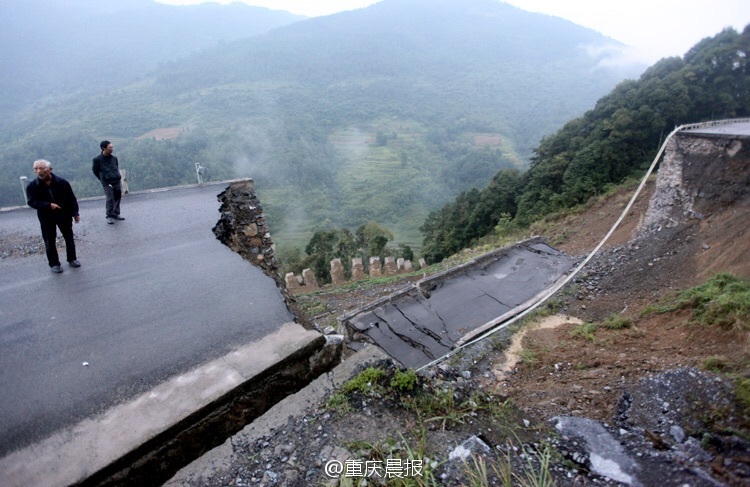 道路深夜塌70米 老人整夜拦车救百人