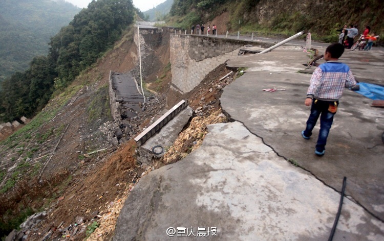 道路深夜塌70米 老人整夜拦车救百人