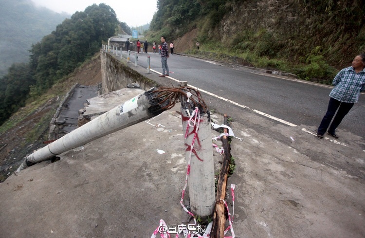 道路深夜塌70米 老人整夜拦车救百人