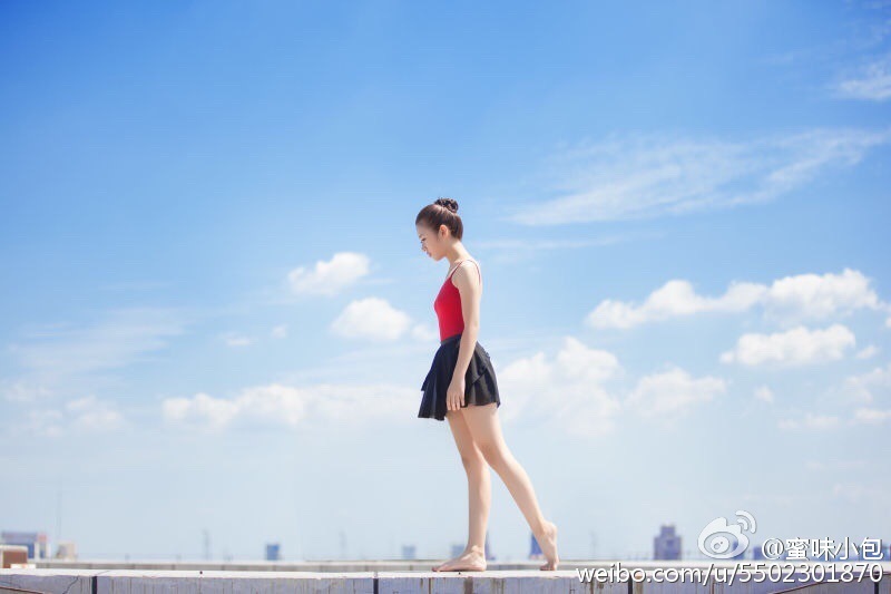 舞蹈系女神成小清新 秀一字马气质爆表