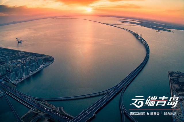 【云端青岛】夕阳下的跨海大桥 犹如城市脉搏