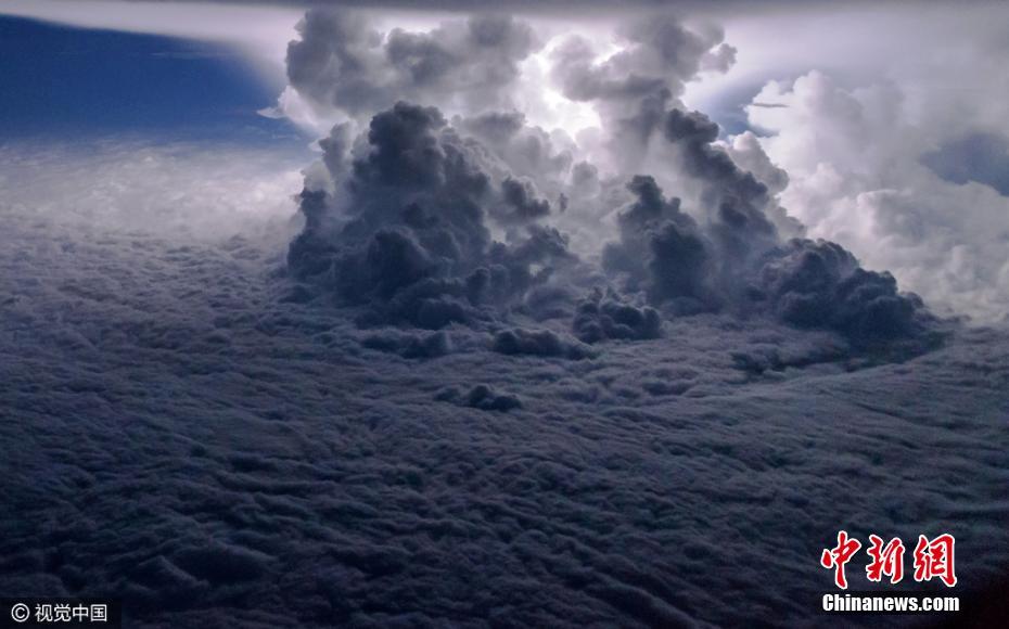     飞行员高空抓拍疾风骤雨 如近在咫尺