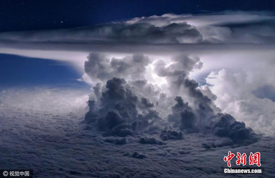     飞行员高空抓拍疾风骤雨 如近在咫尺