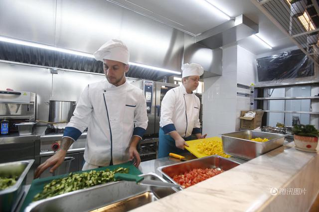 中国首家全真飞机餐厅武汉开门营业