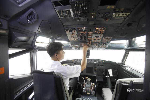 中国首家全真飞机餐厅武汉开门营业