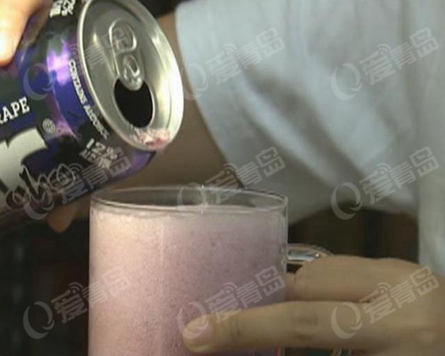 记者亲测新晋网红“断片酒” 味道像果汁易上头