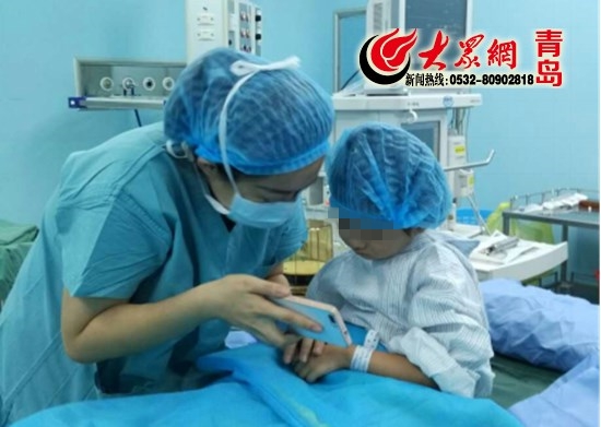 青岛小患者怕做手术 护士手术室陪玩手游(图)