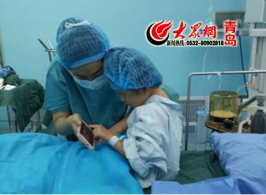青岛小患者怕做手术 护士手术室陪玩手游(图)