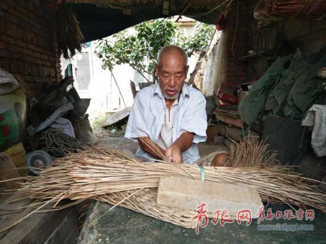 青岛老人编蓑衣六十载 打结续草环环扣紧(图)
