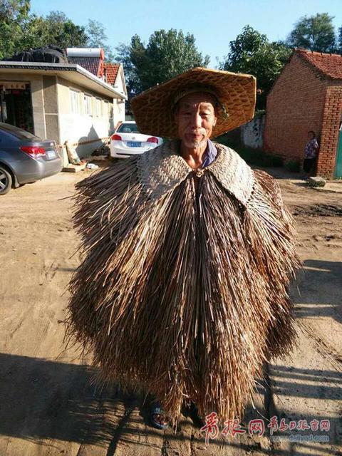 青岛老人编蓑衣六十载 打结续草环环扣紧(图)