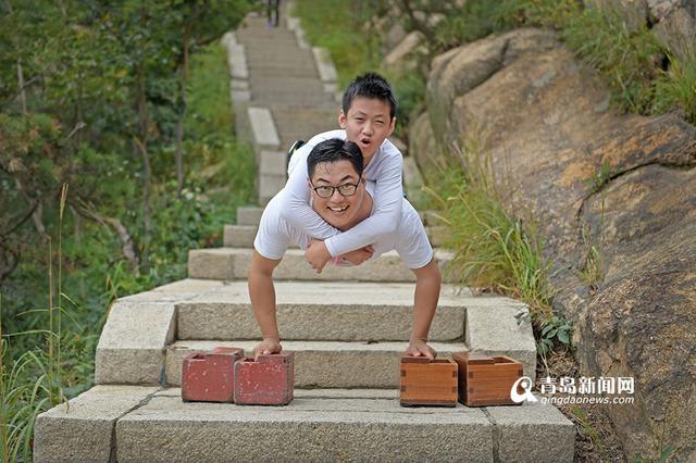 【无腿少年追踪】太励志 和偶像双手登崂山 【无腿少年追踪】太励志 和偶像双手登崂山