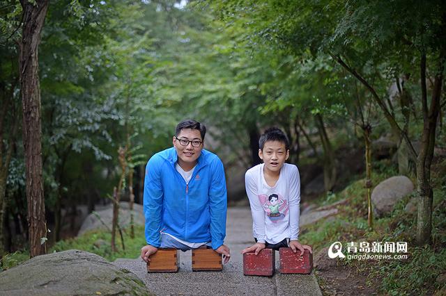 【无腿少年追踪】太励志 和偶像双手登崂山 【无腿少年追踪】太励志 和偶像双手登崂山