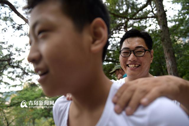 【无腿少年追踪】太励志 和偶像双手登崂山 【无腿少年追踪】太励志 和偶像双手登崂山