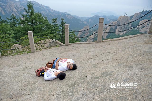 【无腿少年追踪】太励志 和偶像双手登崂山 【无腿少年追踪】太励志 和偶像双手登崂山