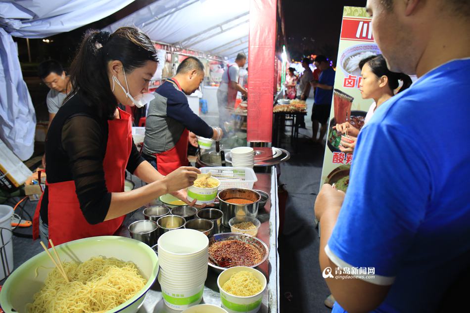 高清：花灯流光溢彩美食垂涎欲滴 世博园约起来