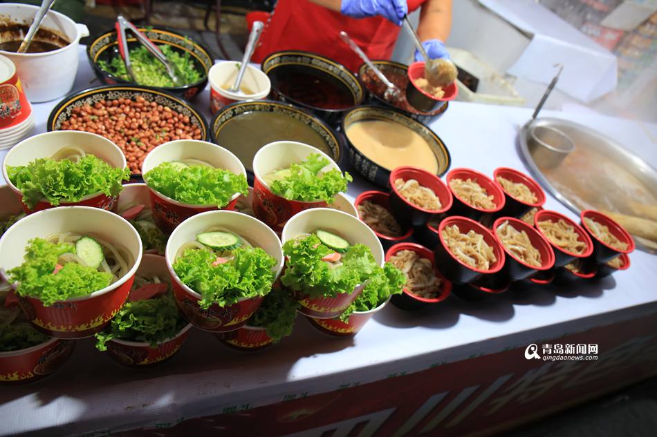 高清：花灯流光溢彩美食垂涎欲滴 世博园约起来