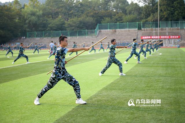 棍棍生威 海大新生军训操练应急棍术