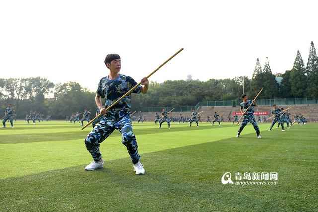 棍棍生威 海大新生军训操练应急棍术