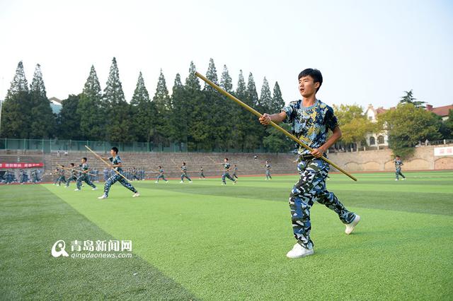 棍棍生威 海大新生军训操练应急棍术