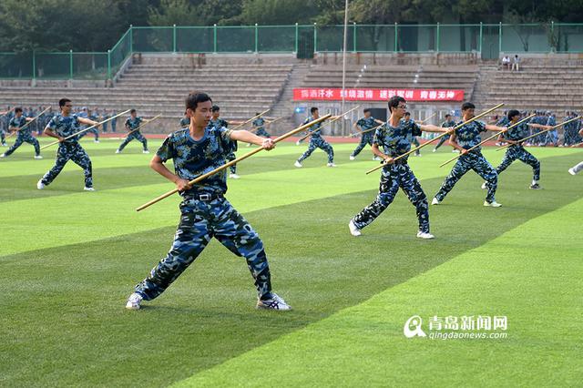 棍棍生威 海大新生军训操练应急棍术