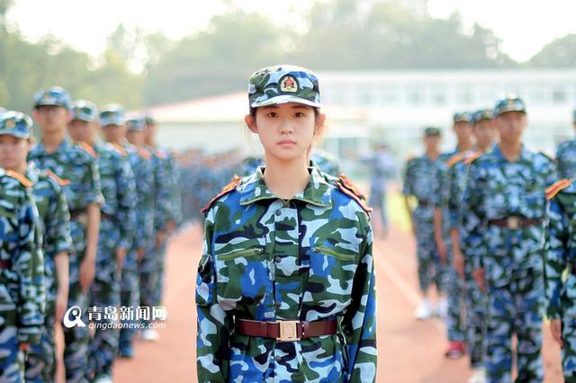 高清:实拍海大新生军训 身穿迷彩尽显青春活力