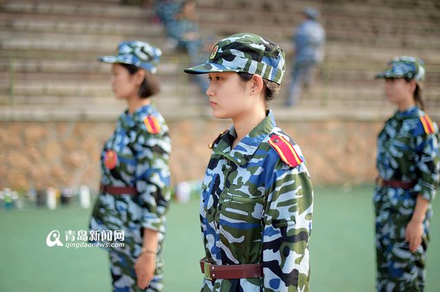 高清:实拍海大新生军训 身穿迷彩尽显青春活力