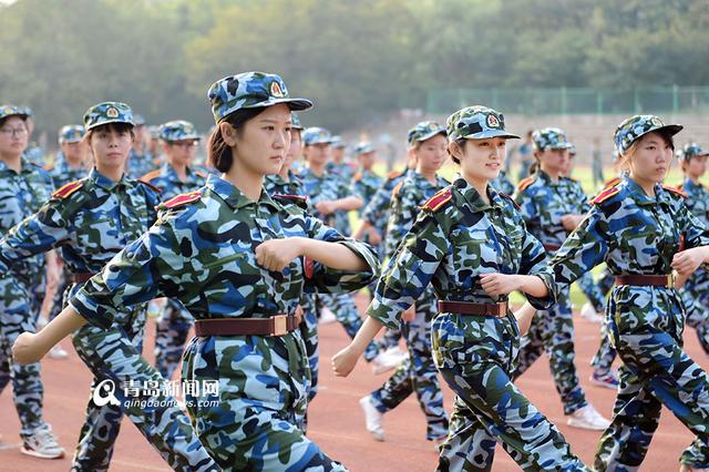 高清:实拍海大新生军训 身穿迷彩尽显青春活力