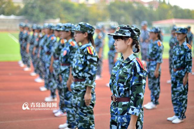 高清:实拍海大新生军训 身穿迷彩尽显青春活力