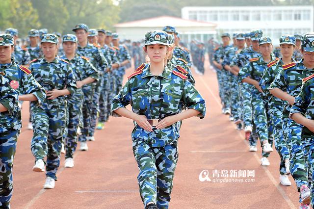 高清:实拍海大新生军训 身穿迷彩尽显青春活力