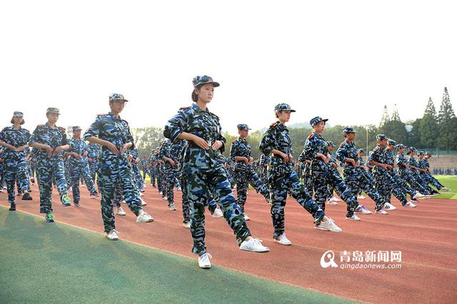 高清:实拍海大新生军训 身穿迷彩尽显青春活力