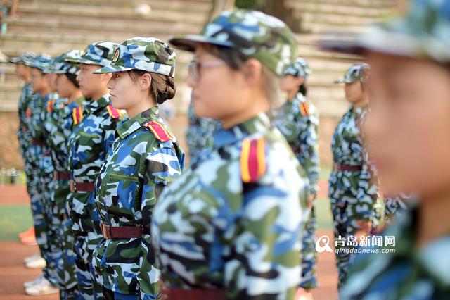 高清:实拍海大新生军训 身穿迷彩尽显青春活力