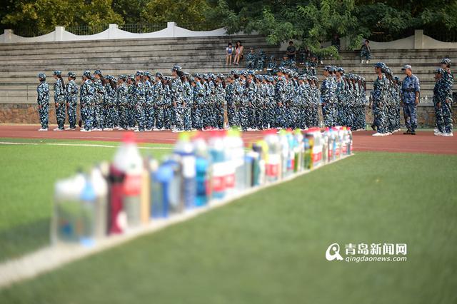 高清:实拍海大新生军训 身穿迷彩尽显青春活力