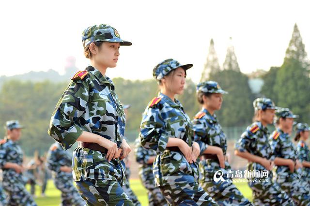 高清:实拍海大新生军训 身穿迷彩尽显青春活力