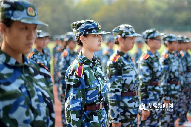 高清:实拍海大新生军训 身穿迷彩尽显青春活力