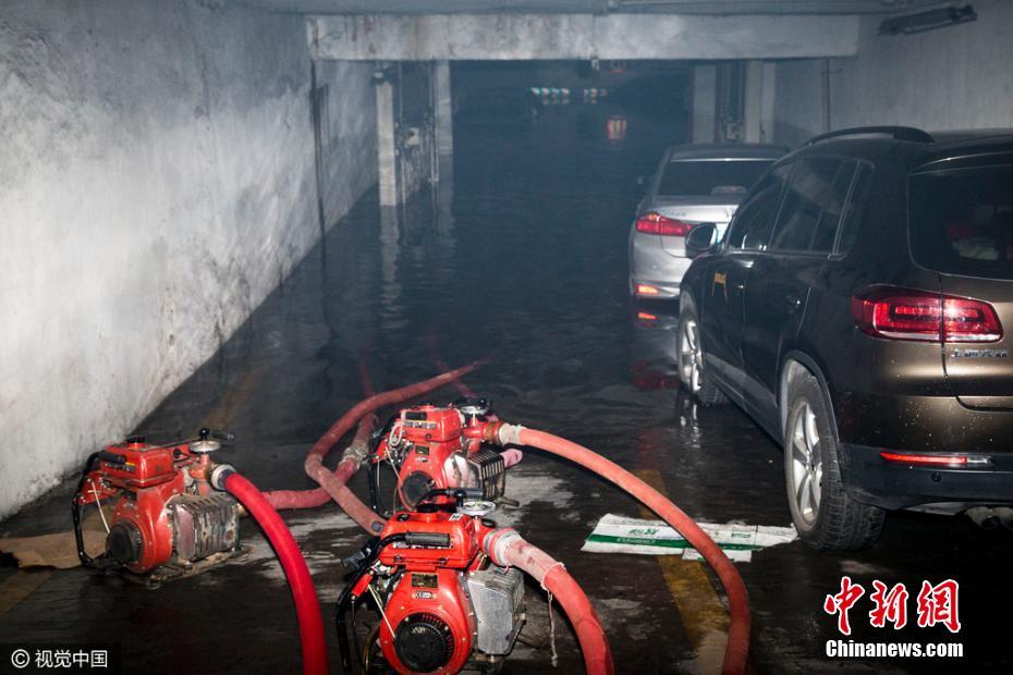     广州一地下停车场被淹 车辆遭水泡