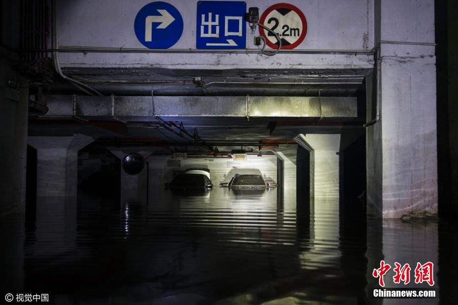     广州一地下停车场被淹 车辆遭水泡