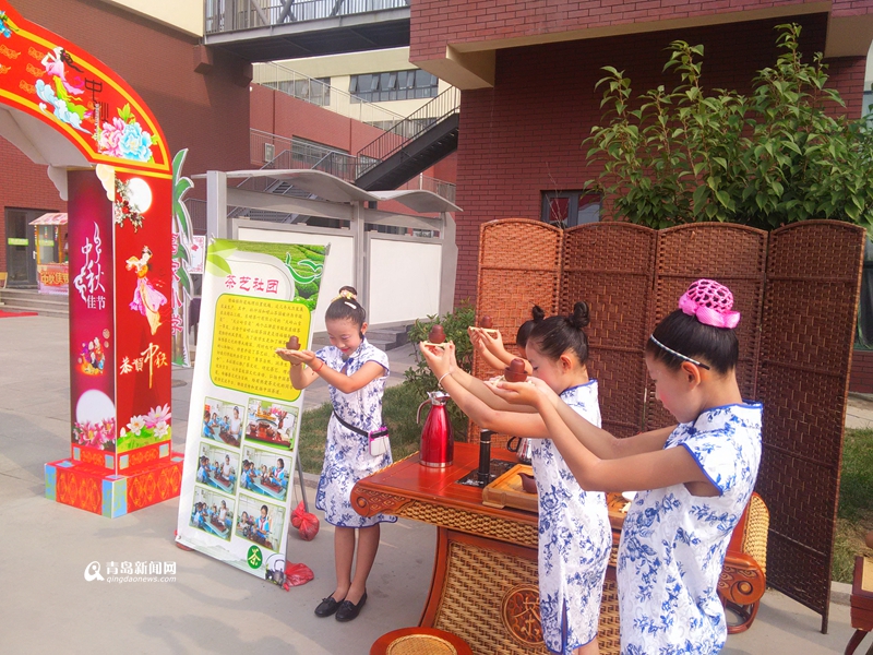 高清：城阳传统文化进校园 学生现场学做月饼