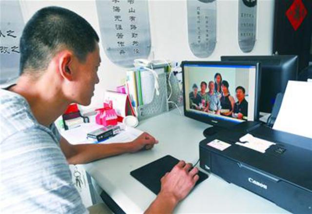 摄影师为空巢老人电脑合成全家福 帮圆团圆梦