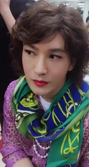 组图：黄晓明变身'青岛大姨' 画面太美不敢看