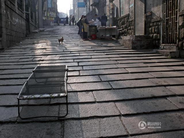 高清:停泊记忆的老街 实拍黄岛路上的人间烟火