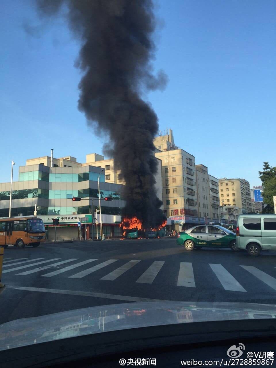 深圳一公交车着火 已造成一人死亡