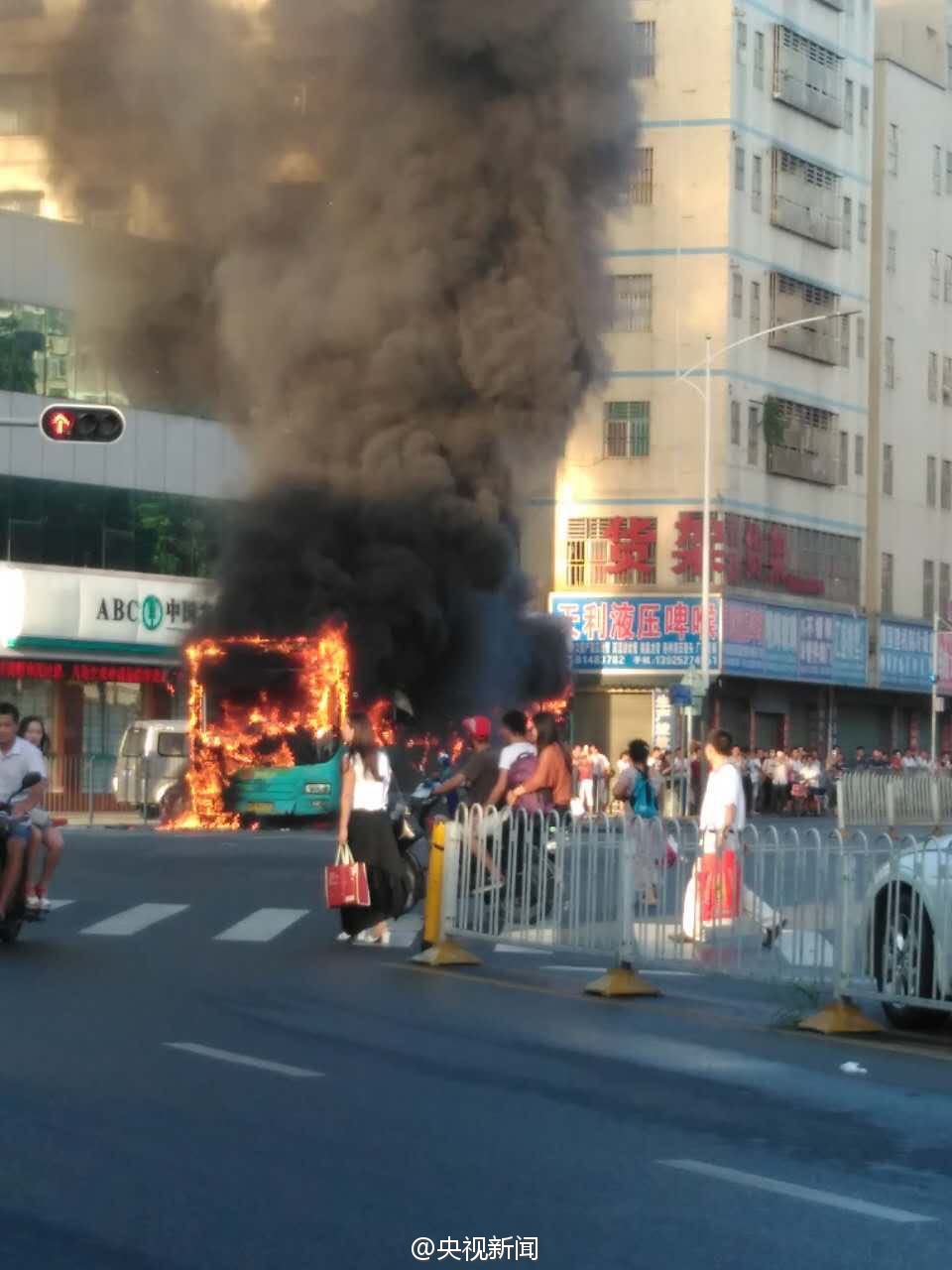 深圳一公交车着火 已造成一人死亡