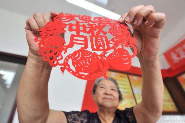 青岛八旬老人高蔼云通过剪纸形式,庆贺中国的传统节日“中秋节”的到来。 青岛八旬老人高蔼云通过剪纸形式,庆贺中国的传统节日“中秋节”的到来。